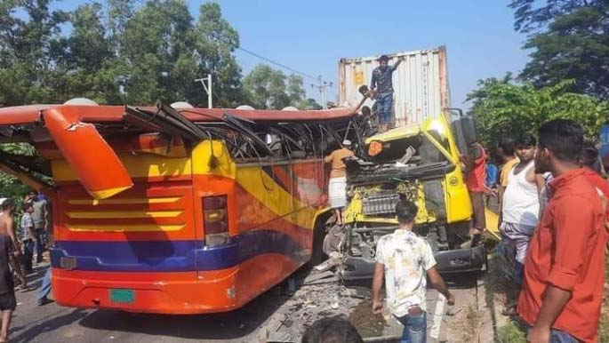 5 killed as lorry rammed into bus passengers in Chattogram
