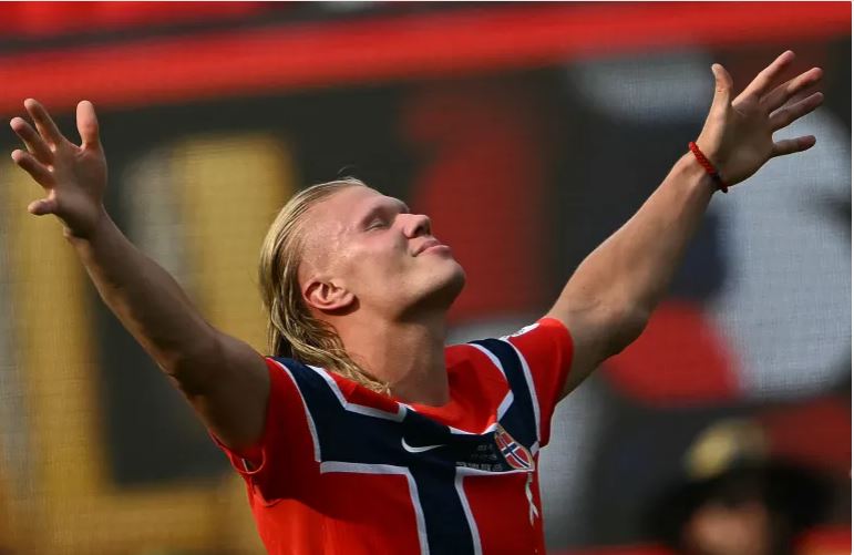 Who is leading the race for the FIFA World Cup 2026 Golden Boot award?