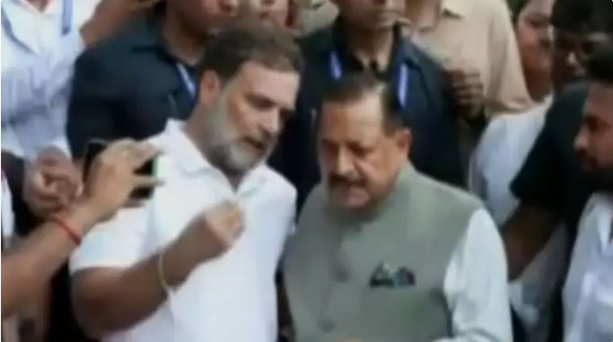 Rahul, Priyanka Gandhi Protest Outside PM’s House Over Paper Leaks