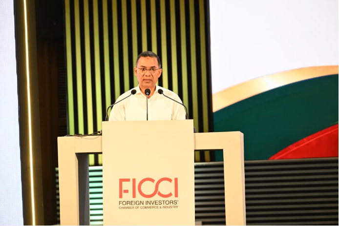 PM invites foreign investors, promises business-friendly environment