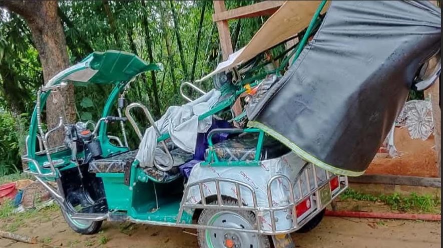 Child dies in head-on collision between auto-rickshaw and Mahindra in Rangamati